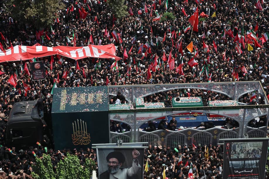 Ciudadanos iraníes participaron en la ceremonia funeraria del ayatolá Alí Jamenéi, en Teherán.