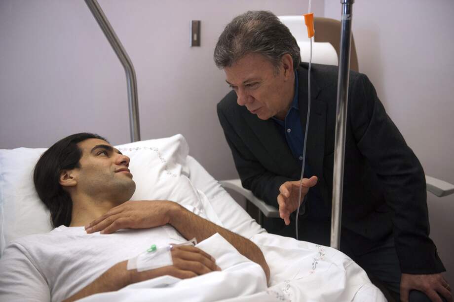 Falcao recibe la visita de Juan Manuel Santos después de operarse por una lesión de ligamento cruzado anterior. La misma que lo privó de estar en el Mundial de Brasil 2014. // AFP PHOTO / MIGUEL RIOPA