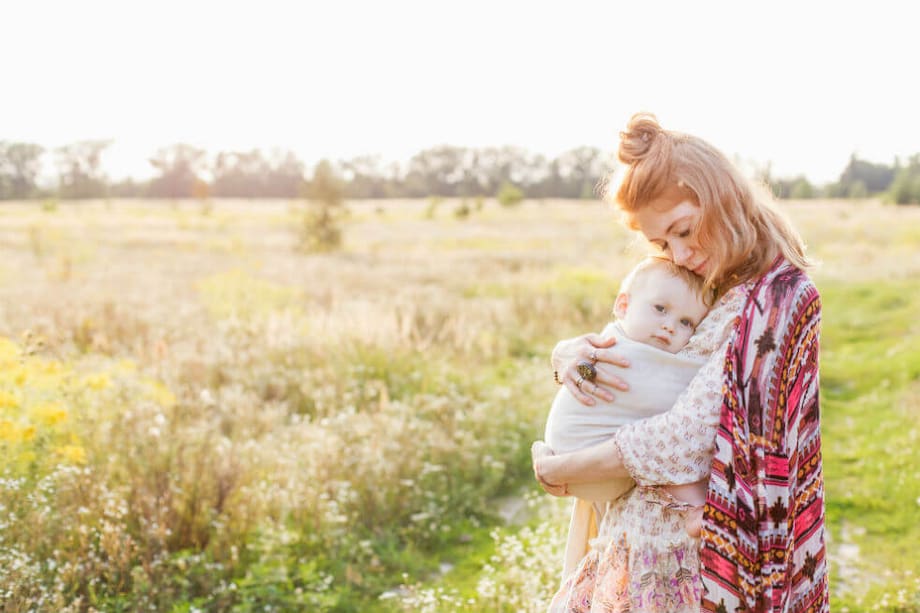Portear fortalece el vínculo entre los padres y sus hijos. / Getty.