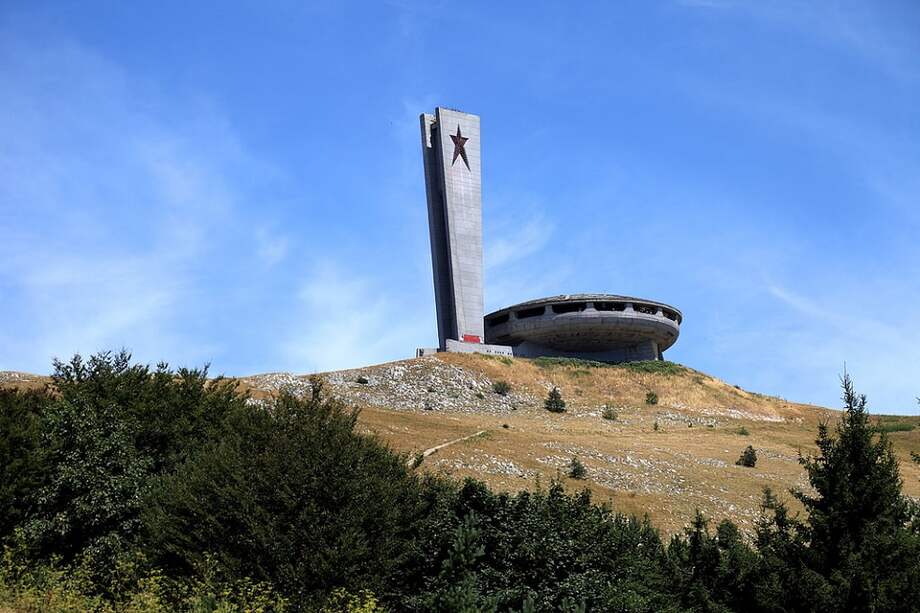 El edificio comunista de Buzludja fue inaugurado en 1981 como un símbolo del socialismo triunfante. / Flickr - decar66