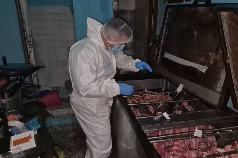 En el operativo fueron capturadas 10 personas e incautadas 1,4 toneladas de carne que era comercializada de manera clandestina en Bucaramanga.