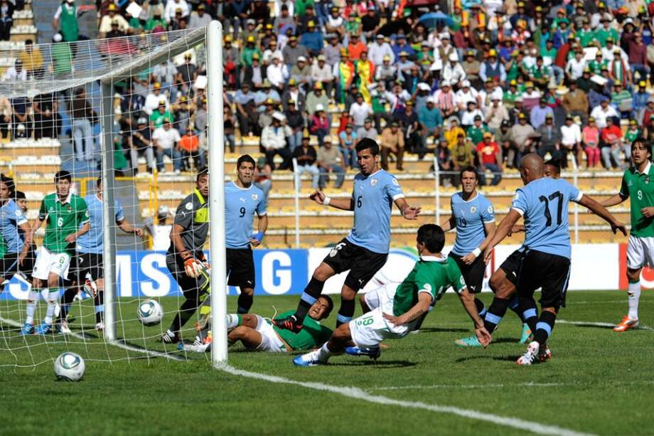 Bolivia goleó a Uruguay en juego de eliminatorias a Brasil 2014