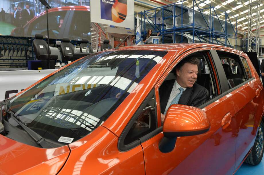 El presidente Juan Manuel Santos en el Chevrolet SailCo, el primer vehículo fabricado totalmente en Colombia