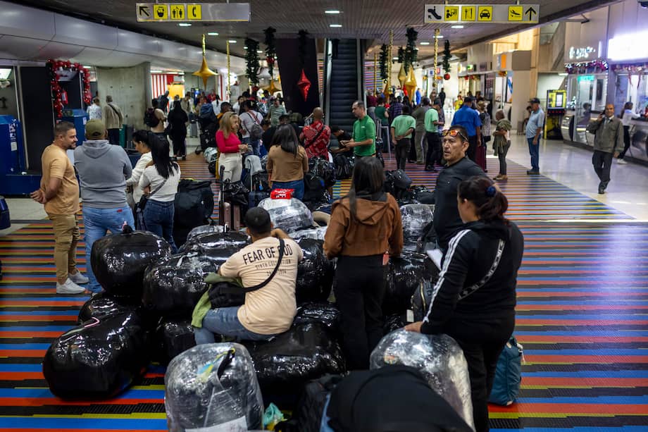 Varias personas hacen fila en el Aeropuerto Internacional Simón Bolívar, en Venezuela.