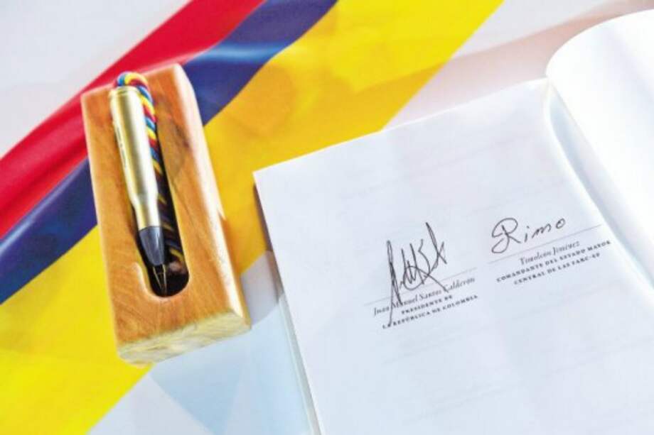 Con un balígrafo (bala convertida en esfero), Juan Manuel Santos y Rodrigo Londoño rubricaron el Acuerdo Final en Cartagena. / SIG - Presidencia