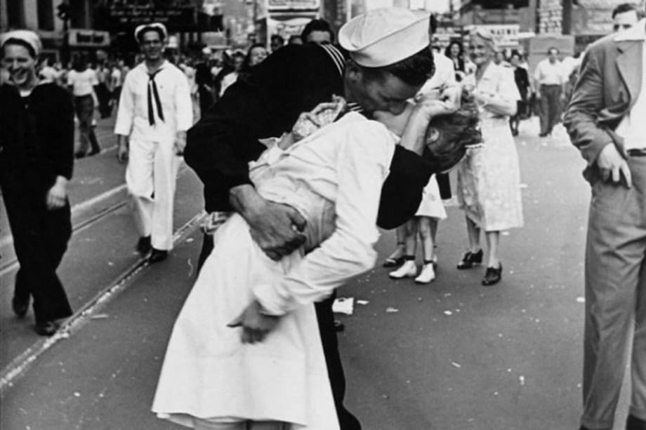 El icónico beso entre un marinero estadounidense y una enfermera en Times Square (Nueva York) bajo el lente de Alfred Eisentaedt.