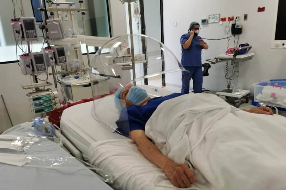 La Anti Aerosol Iglúl box fue diseñada por médicos colombianos para reducir el riesgo de contagio en pacientes con COVID-19 durante procedimientos en las unidades de cuidado crítico. / Cortesía