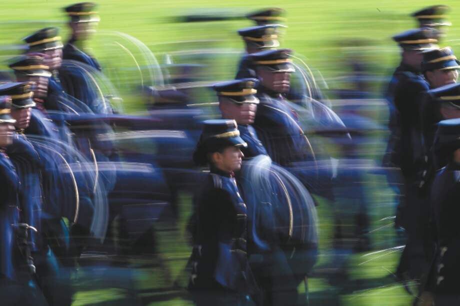 El 29 de julio, a través de la virtualidad, la plenaria del Senado aprobó el ascenso de seis uniformados. El proyecto alude a casos como el del general Eduardo Zapateiro, comandante del Ejército, quien fue ascendido pese a tener procesos pendientes.