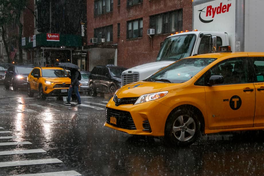 Los vehículos navegan por las calles durante las fuertes lluvias en Nueva York, Nueva York, EE.UU., 29 de septiembre de 2023. La gobernadora de Nueva York, Kathy Hochul, declaró el estado de emergencia, ya que las inundaciones repentinas afectan el área de la ciudad de Nueva York debido a las fuertes lluvias.