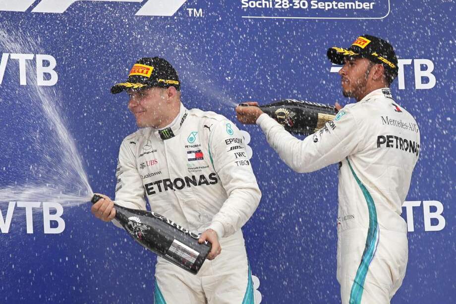 Lewis Hamilton (der.) celebra su victoria en Sochi con su compañero Valtteri Bottas. / Efe