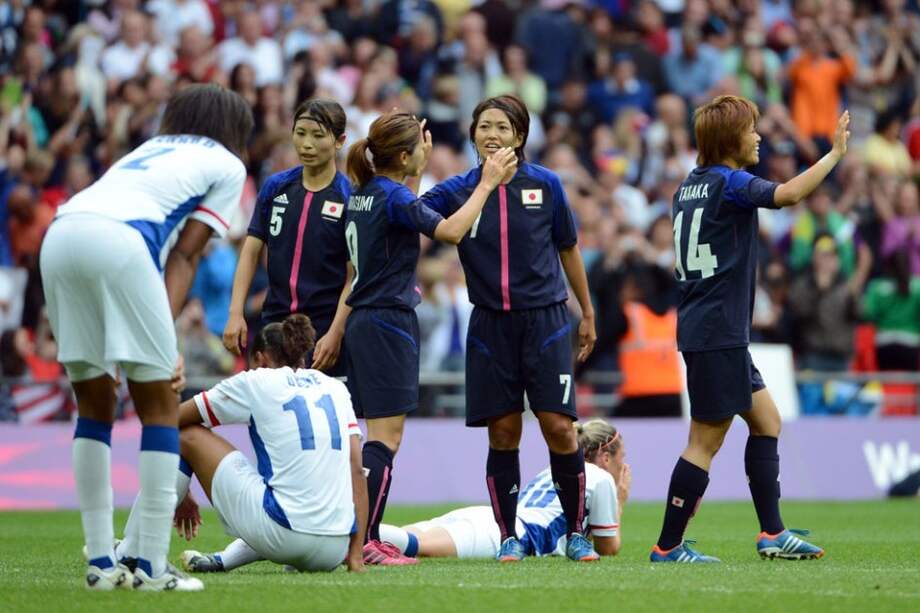 Jugadoras de Japón celebran la victoria ante Francia en el fútbol femenino de los Juegos Olímpicos Londres 2012. / AFP