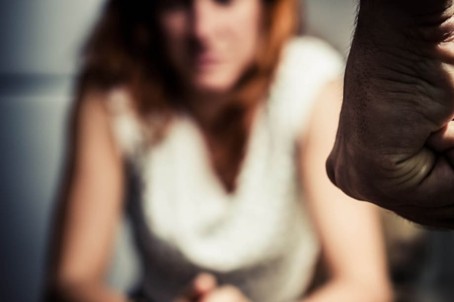 Hombre con el puño cerrado