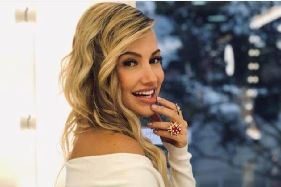 Hace unas semanas, la cantante anunció que se casará con su novio. Ahora, despertó las dudas de sus seguidores por una foto en la que anuncia la llegada de un bebé del cual reveló su sexo.