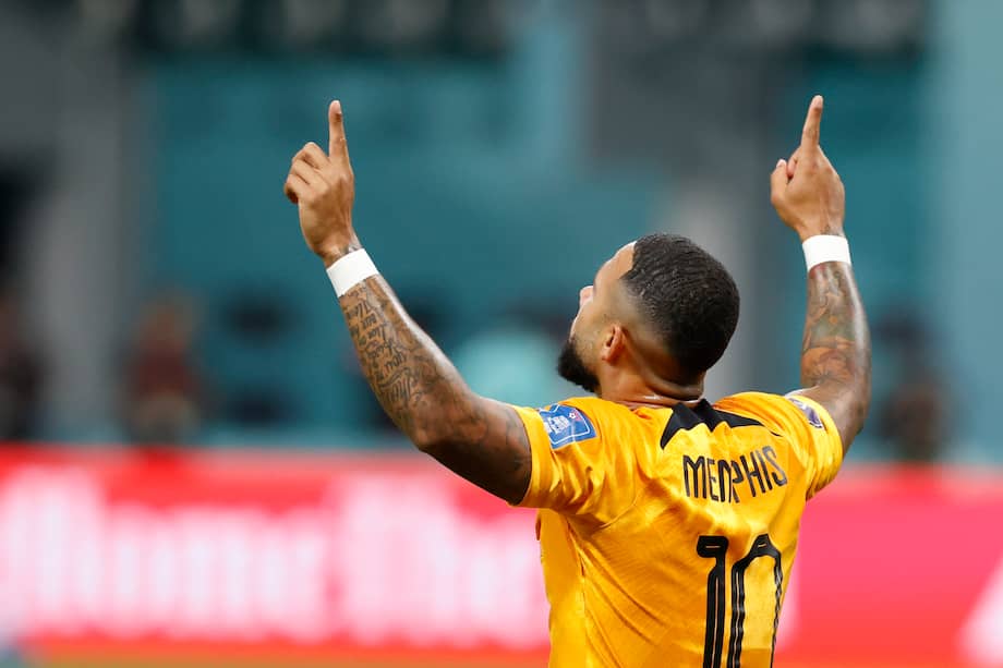 GR6022. LUSAIL (CATAR), 03/12/2022.- Memphis Depay de Países Bajos celebra un gol hoy, en un partido de los octavos de final del Mundial de Fútbol Qatar 2022 entre Países Bajos y Estados Unidos en el estadio Internacional Jalifa en Doha (Catar). EFE/ Esteban Biba