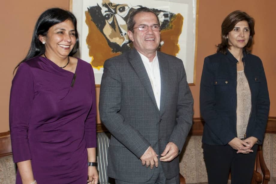 El canciller de Ecuador, Ricardo Patiño (c), junto a las cancilleres de Venezuela, Delcy Rodríguez (i), y de Colombia, María Ángela Holguín (d). / EFE