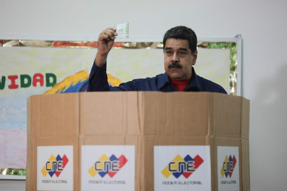 Maduro llamó a prepararse "desde ya" para las presidenciales, en las que planea buscar la reelección. "Van a ser una gran fiesta", expresó tras votar en las municipales. / EFE