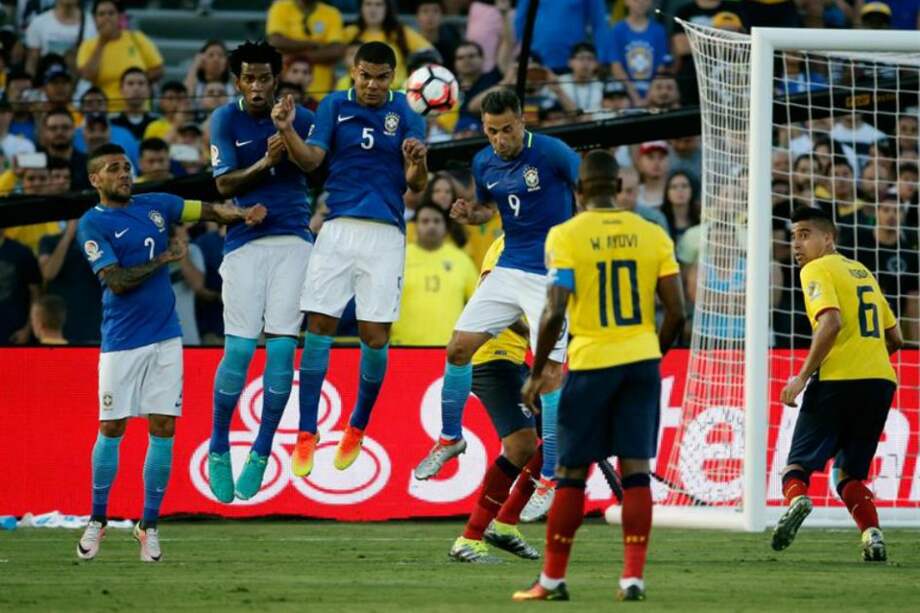 Ecuador cobra un tiro libre ante Brasil durante el partido de la Copa América, este sábado. / EFE