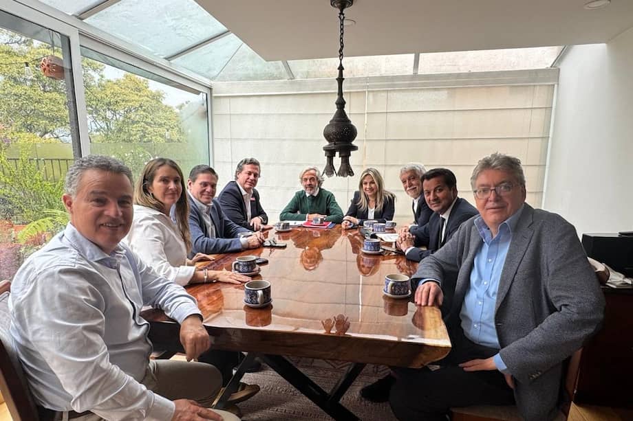 Aníbal Gaviria, Paloma Valencia, Juan C. Pinzón, Juan M. Galán, Juan D. Oviedo, Enrique Peñalosa, David Luna y Maurico Cárdenas reunidos este 9 de marzo en Bogotá.