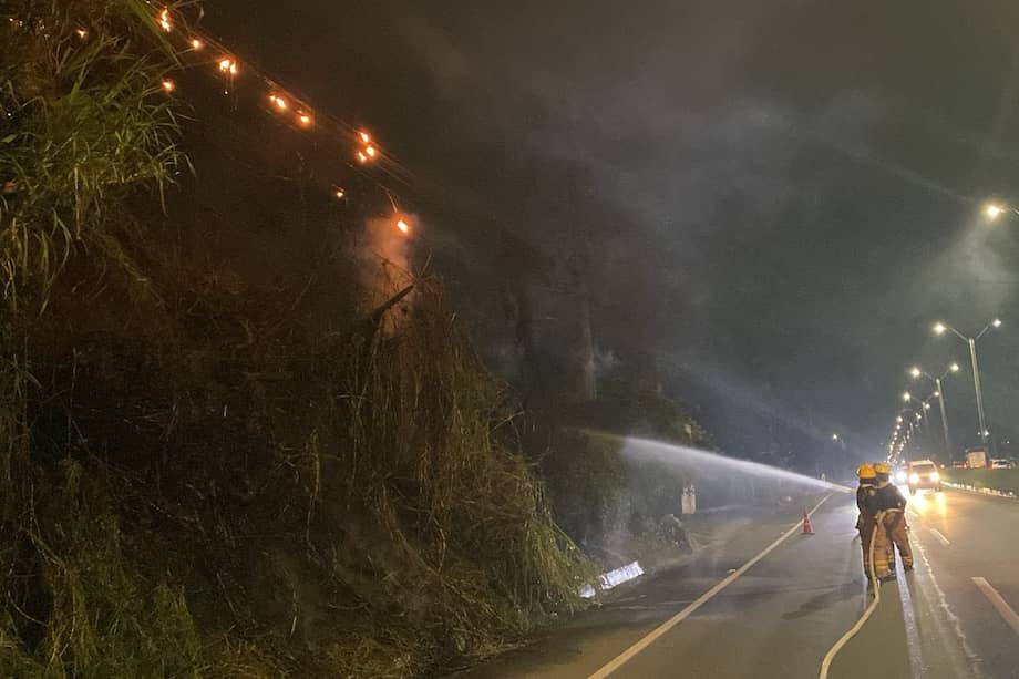 Bomberos controlan la vegetación en llamas al borde de la autopista Medellín-Bogotá, en el sector La Playa. Foto: Alcaldía de Rionegro