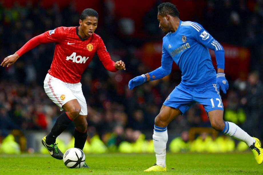 Antonio Valencia del Manchester United intenta pasar la marca de John Obi Mikel del Chelsea. / AFP