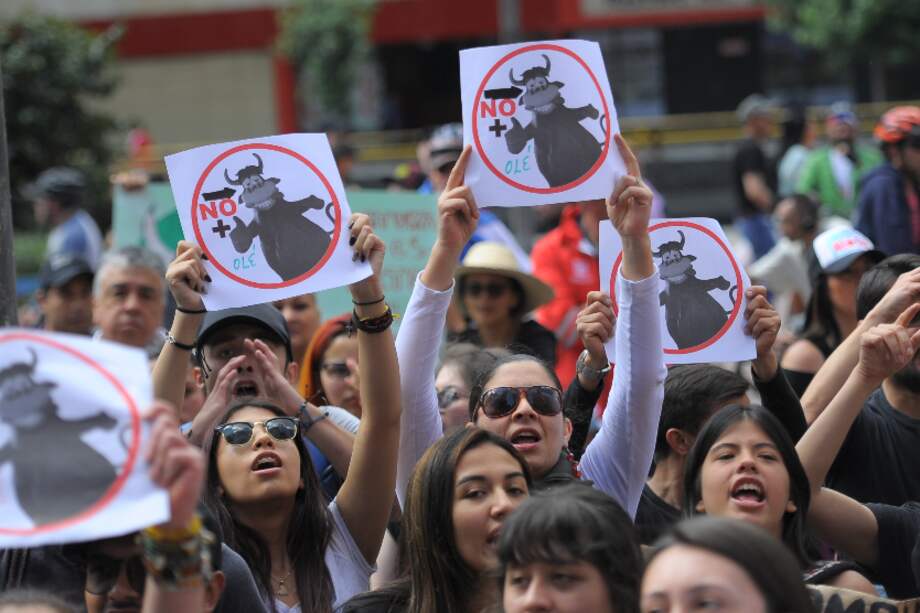Diferentes manifestaciones se han realizado en Bogotá con el regreso de las corridas a la plaza de toros La Santamaría. / Cristian Garavito - El Espectador