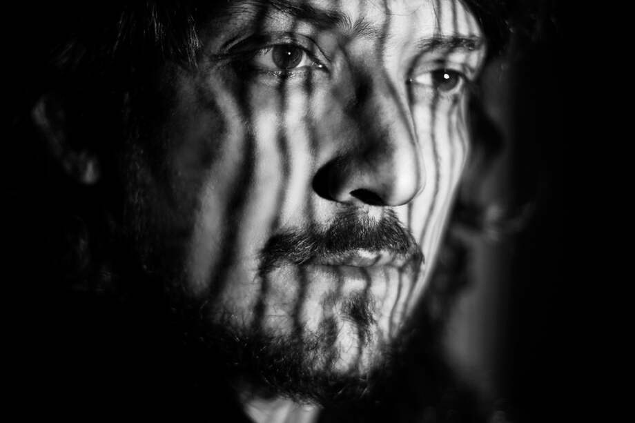 León Larregui, voz líder de la banda Zoé, presenta en su más reciente disco como solista su experiencia como padre y hace una crítica a la actividad política en México. / Universal Music