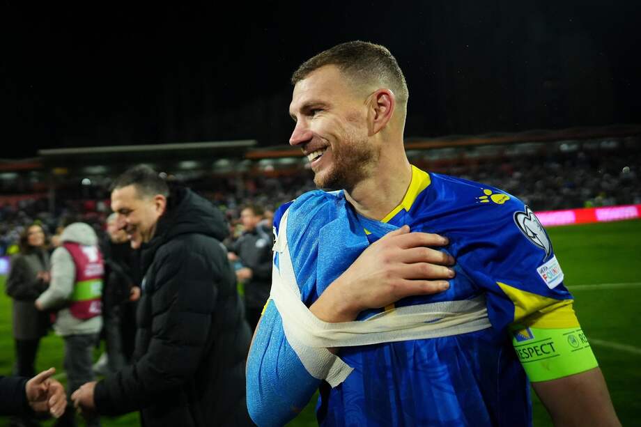 Edin Dzeko, capitán de Bosnia-Herzegovina, celebra la clasificación de su país al Mundial.