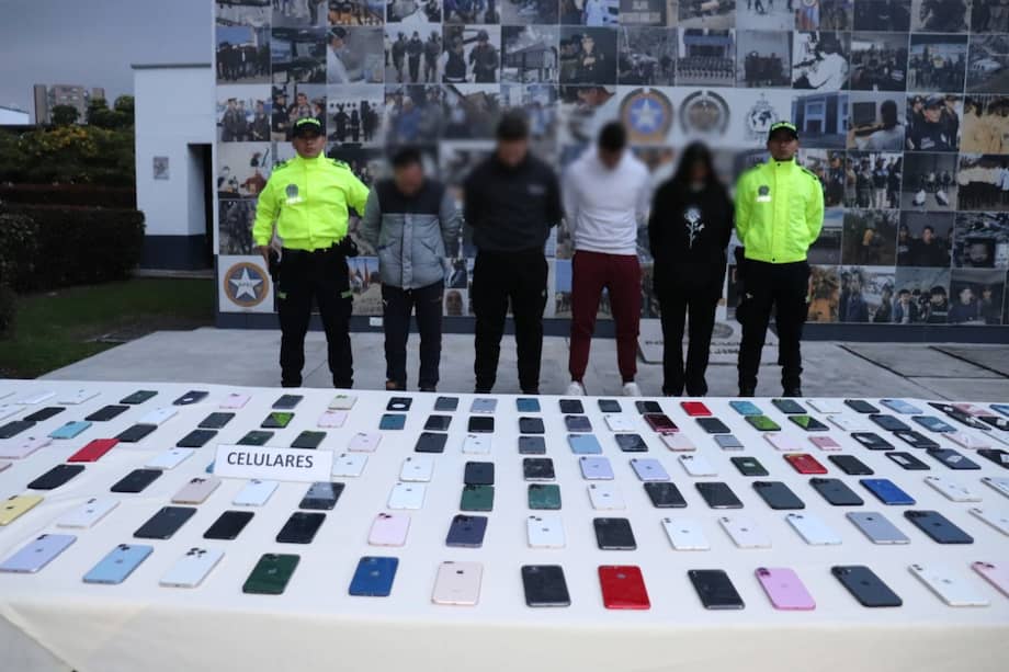 Autoridades incautaron 380 celulares de alta gama y capturaron a cuatro personas en Bogotá y Soacha, señaladas de integrar la red ‘Los Liberadores’.
