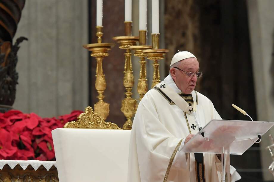 El papa Francisco celebró hoy la sexta misa del Gallo de su pontificado y en su homilía reflexionó sobre el significado de la palabra Belén que, recordó, quiere decir "casa del pan". / AFP