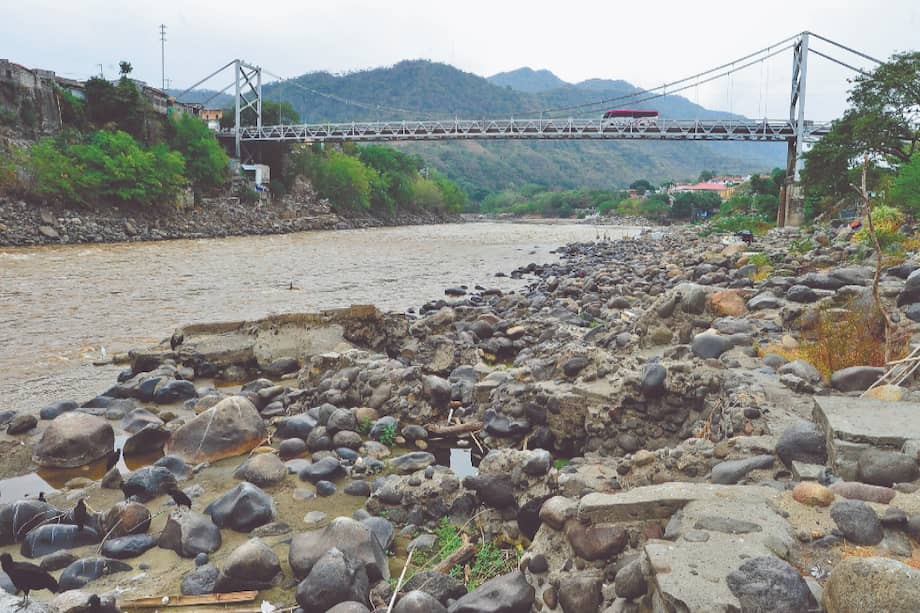 En la macrocuenca Magdalena-Cauca, de aproximadamente 257.000 km, se genera el 80 % del Producto Interno Bruto (PIB).