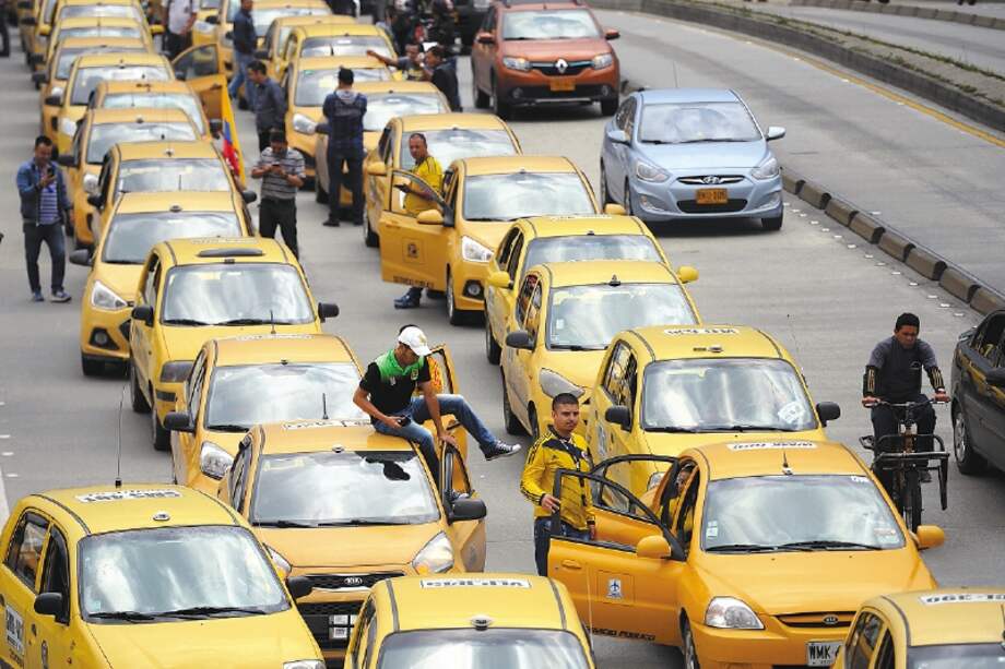 Una de las razones por las que los taxistas protestan se debe al rechazo de las plataformas de transporte como Uber, Beat, Indriver, entre otras.