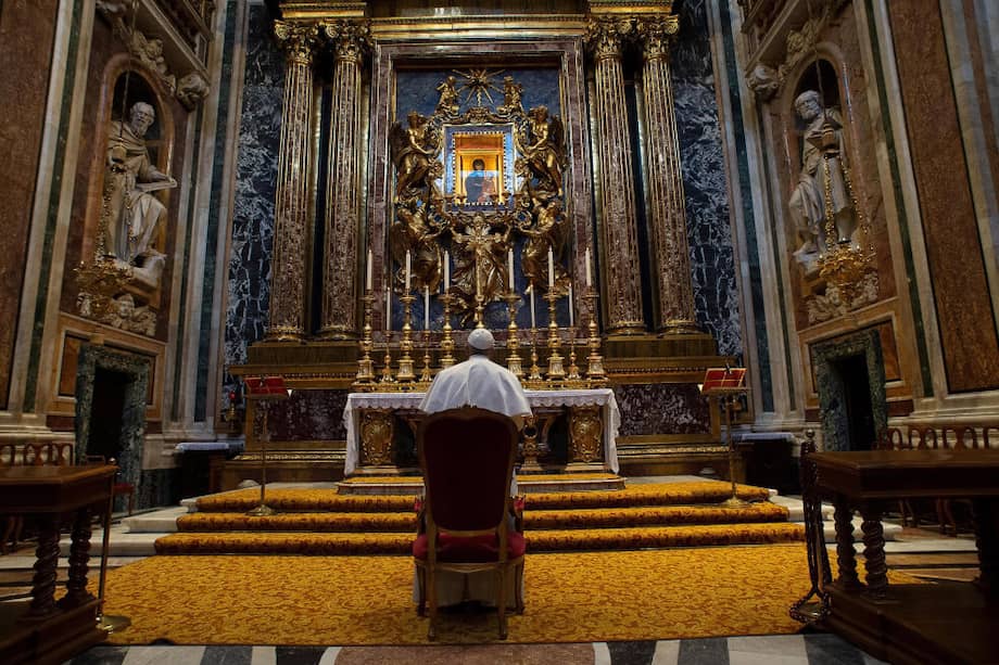 El papa en la Basílica de Santa María Maggiore. / EFE