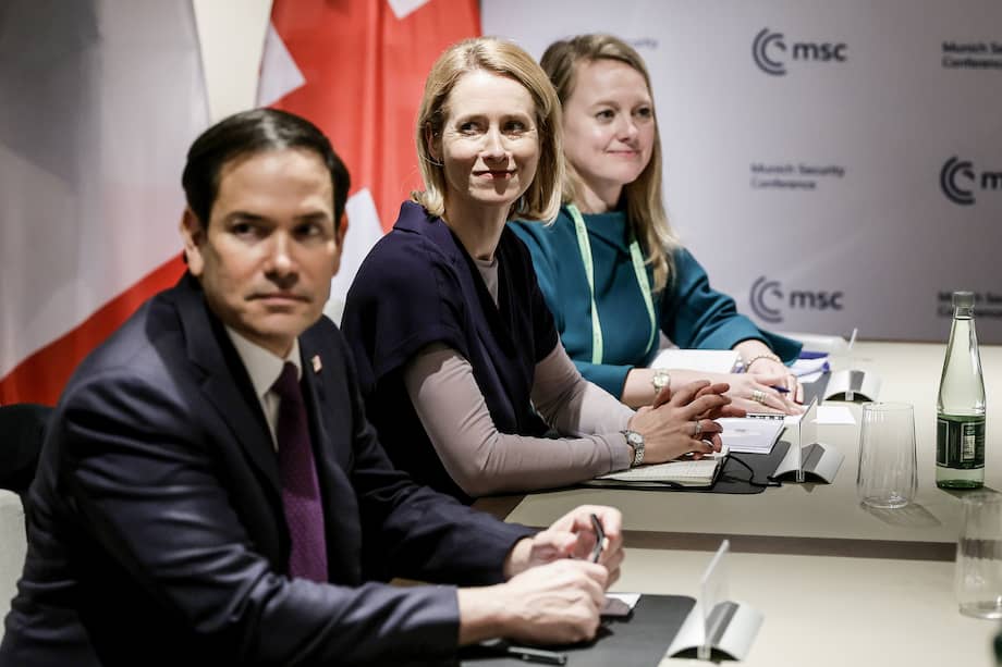 La alta representante de la UE para Asuntos Exteriores y Política de Seguridad, Kaja Kallas (centro), y el secretario de Estado de EE. UU., Marco Rubio (izquierdo), asisten a la reunión de ministros de Asuntos Exteriores del Quint Transatlántico durante la 61.ª Conferencia de Seguridad de Múnich (MSC), celebrada en Múnich, Alemania, el 15 de febrero de 2025.