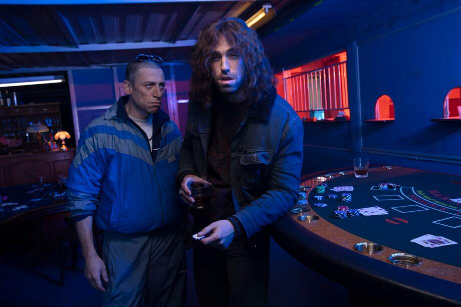 La miniserie comienza con una fiesta sexual que se sale de control y que acabará con la muerte de una joven prostituta por exceso de drogas durante este encuentro.