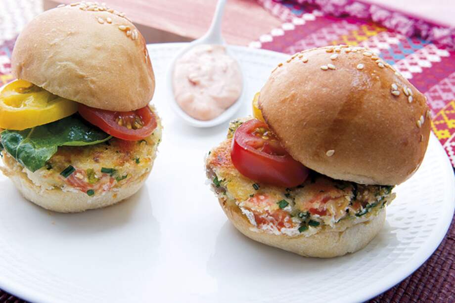 Receta del día: Mini- hamburguesas de pescado con salsa golf