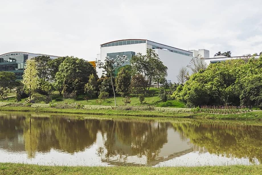 Los paneles solares que conforman EIA Solar 1, la planta de energía solar fotovoltaica del campus, abastece el 20% de la energía demandada en el campus.
