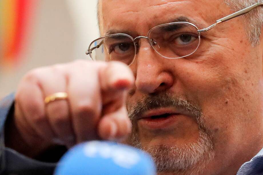 Boris Nadezhdin, candidato presidencial ruso del partido Iniciativa Civil y diputado del Consejo de Diputados del distrito urbano de Dolgoprudny de la región de Moscú, hace gestos mientras habla con la prensa tras su llegada para un procedimiento de presentación de firmas de los ciudadanos para su nominación. como candidato presidencial a la Comisión Electoral Central en Moscú, Rusia