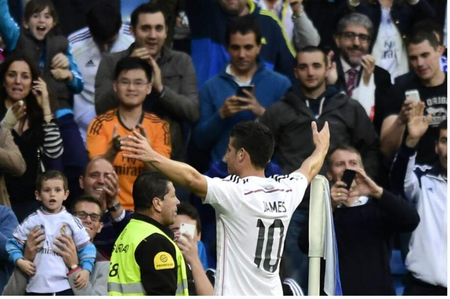 James Rodríguez celebra el primer gol del Real Madrid contra el Almeria. Foto: AFP