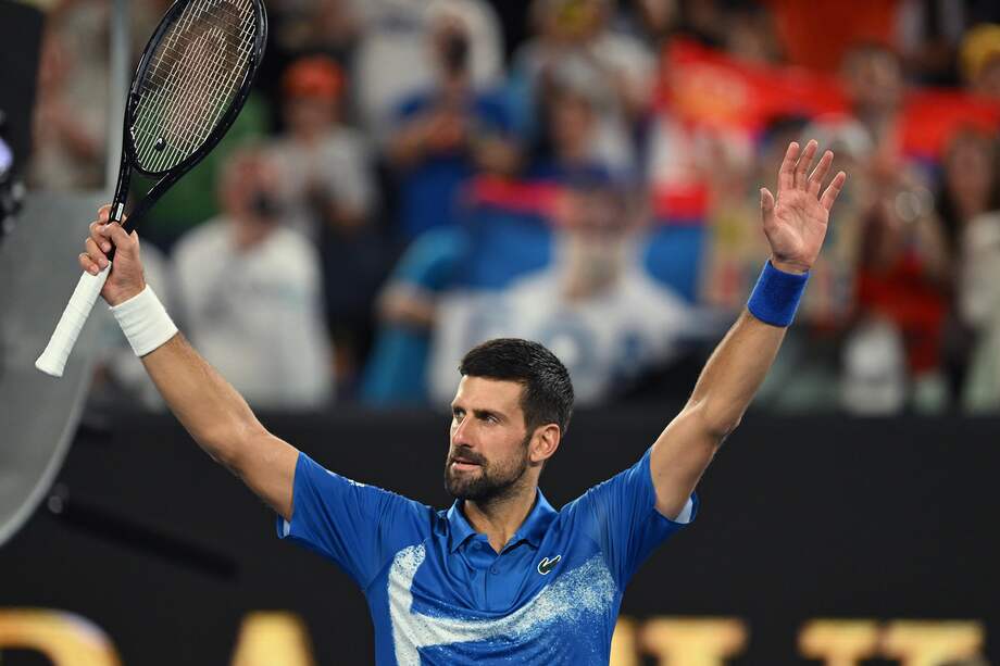 Novak Djokovic celebra su victoria ante el portugués Jaime Faria en la segunda ronda del Abierto de Australia 2025.