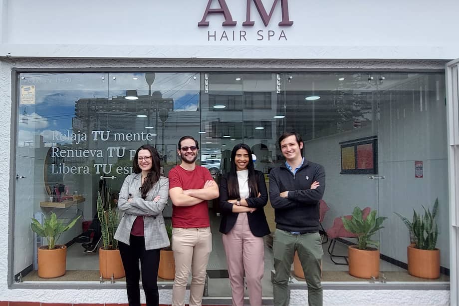 De izquierda a derecha: Mariana Rico, Felipe Segura, María de los Ángeles Rodríguez y Andrés Felipe Rico, los emprendedores detrás de Amore Mio Hair Spa.