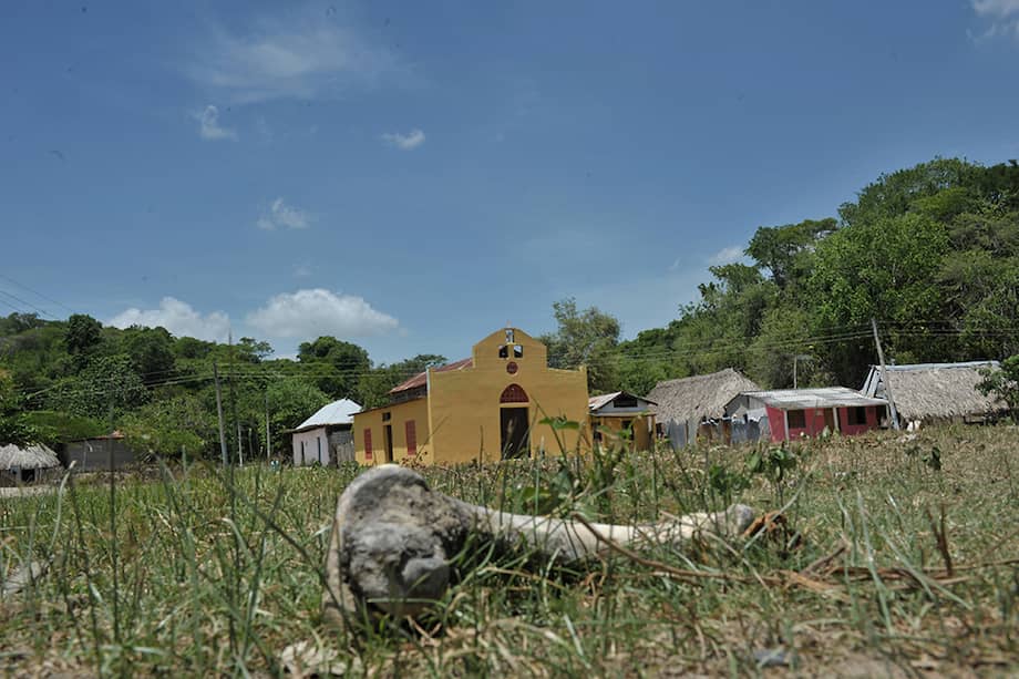 Un grupo de 450 paramilitares entraron al corregimiento de El Salado y asesinaron a 63 personas.