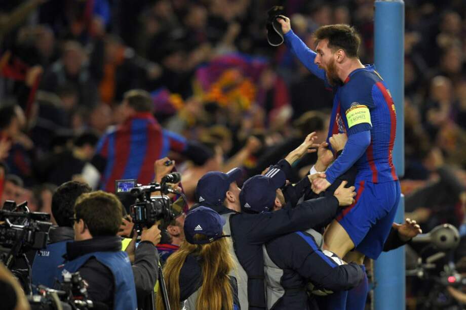 Lionel Messi celebra el gol de Sergi Roberto que decretó el 6-1 de Barcelona sobre París Saint Germain. / AFP