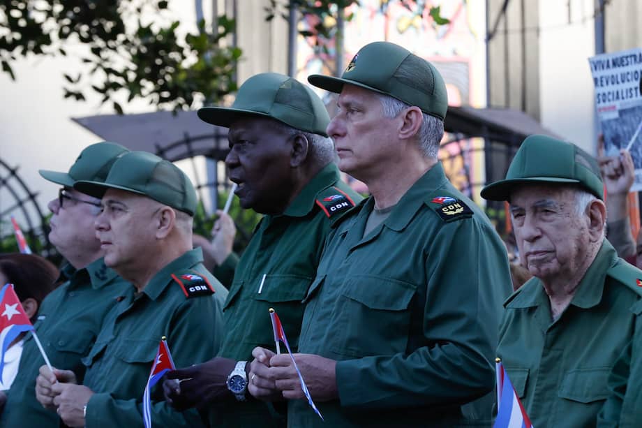 El presidente de Cuba, Miguel Díaz-Canel (2-d), participa en la conmemoración del aniversario 65 de la proclamación del carácter socialista de la revolución cubana.