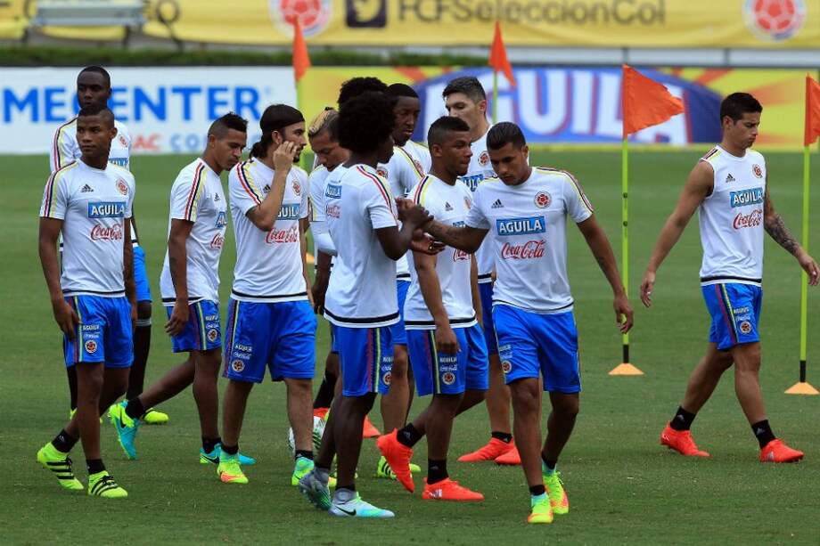 Los jugadores de la selección Colombia durante un entrenamiento previo al partido contra Venezuela. / EFE