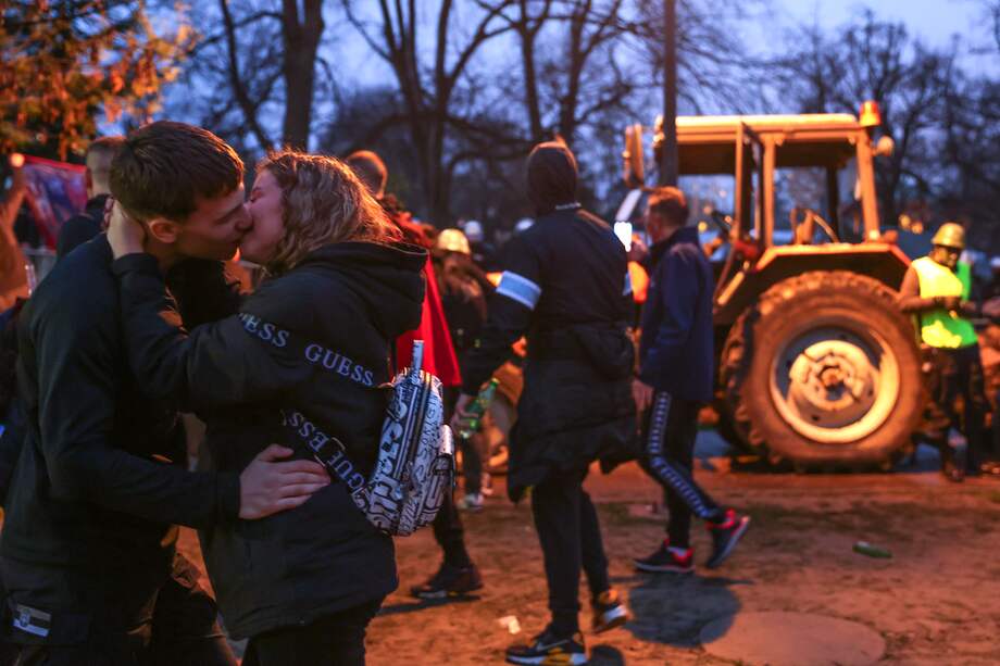 BELGRADE (Serbia), 15/03/2025.- A couple kiss each other during the student-led rally in Belgrade, Serbia, 15 March 2025. University students staged a protest, demanding accountability after fifteen people lost their lives in the collapse of the Novi Sad Railway Station canopy in November 2024. The station building, which had been renovated and reopened in July 2024, was undergoing further renovations shortly before the collapse. (Protestas, Belgrado) EFE/EPA/ANDREJ CUKIC