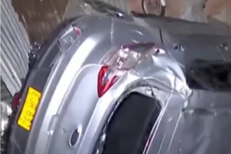 El vehículo rodó por la zona montañosa y cayó sobre una casa de construcción informal en el barrio Arabia.