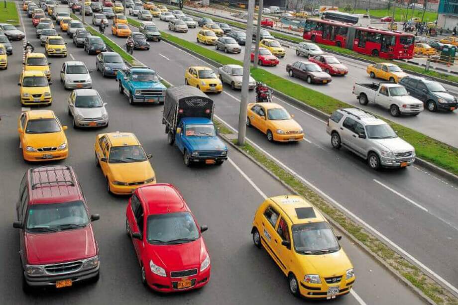 Según la Secretaría de Movilidad, menos del 5 % de los bogotanos podrían pagar para estar exentos del pico y placa. / EFE