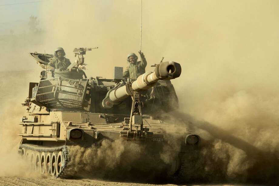 El ejército israelí vigila las montañas del Golán, en el norte del país, en la frontera con Siria. / AFP