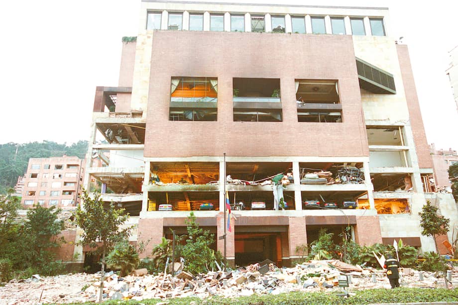 Así quedó el club El Nogal tras el atentado terrorista del 7 de febrero de 2003. / Archivo El Espectador