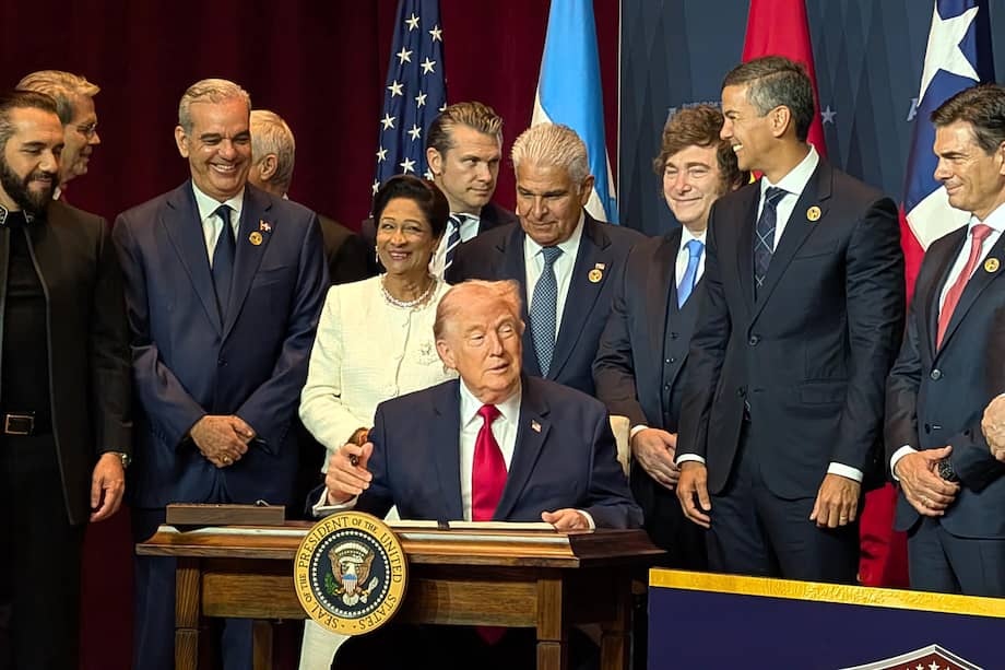 El presidente de Estados Unidos, Donald Trump (c), habla junto a mandatarios latinoamericanos durante la cumbre bautizada como ‘Escudo de las Américas’ este sábado en Miami (EE.UU.).